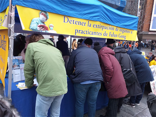'图5，马德里市中心卡亚俄广场（plaza del Callao）上，人们纷纷签名，谴责中共迫害法轮功。'