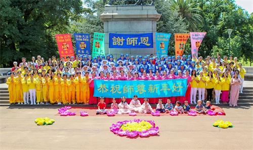 '图1：二零二零年一月二十六日，参加了澳洲国庆日游行的法轮功学员们集体合影，向慈悲伟大的师尊李洪志大师恭祝新年快乐。'