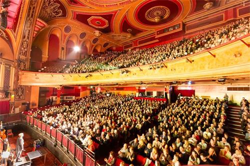 '图2：二零二零年一月三日至五日，美国神韵国际艺术团在英国利物浦帝国剧院（Liverpool Empire Theatre）的四场演出场场爆满。图为一月三日晚，现场爆满的盛况。'