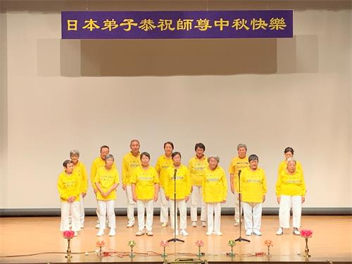 '图2：在一线坚持讲<span class='voca' kid='62'>真相</span>的老年学员向师父献上中秋祝福'