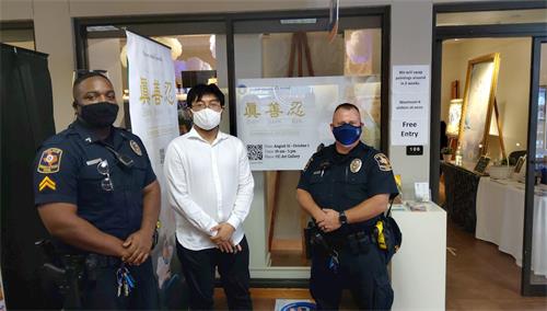 '图6：校园警察也来看画展并签名支持法轮功学员反迫害'