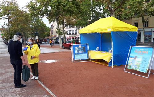 '图6：九月末，法轮功学员在里昂市第四区的红十字山广场（Place de la Croix-Rousse）举行了信息日活动。'