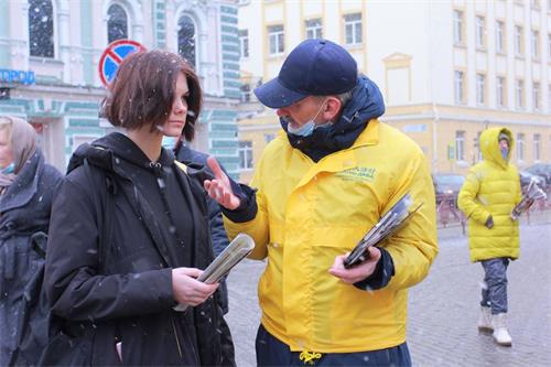 '图1～9：风雪中俄罗斯伊尔库茨克的法轮功学员们和民众交谈，人们听闻真相后签名支持解体中共'