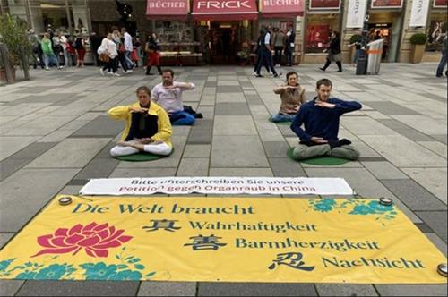 '图1：法轮功学员在维也纳老城著名商业街格拉本大街打坐'