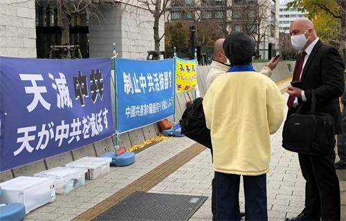 '图1：法轮功学员在日本国会前向人们讲述中共迫害真相'