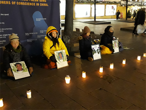 图2：芬兰法轮功学员在赫尔辛基举行烛光守夜活动。