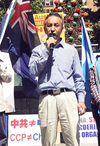 '图4：澳洲悉尼维吾尔族社区主席穆罕默德·奥布尔（Mehmet Obul）在集会上发言'