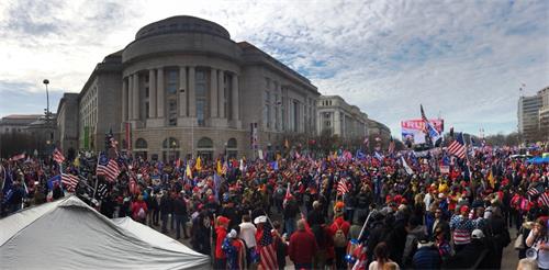 二零二零年十二月十二日，数十万民众在美国首都华盛顿举行大规模集会，抗议大选舞弊，支持川普。