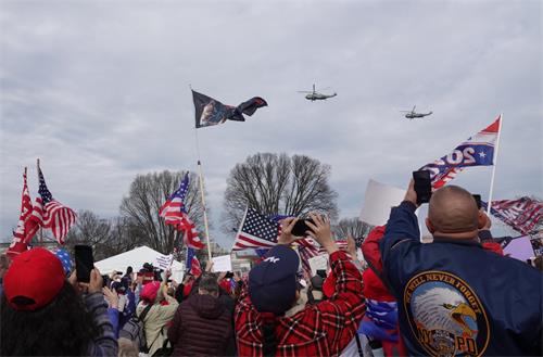 图4： 在弗林将军演说过程中，川普总统海军陆战队一号环绕自由广场上空飞过，并环绕数圈，人们兴奋的欢呼，挥舞国旗致意。