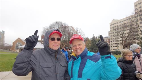 '图7：2020年12月12日下午，Timothy Parker（左） 和朋友Larry Van Beek 参加美国密西根州“停止窃选”集会'