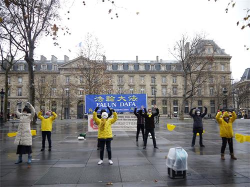 十二月十三日星期日下午，法轮功学员在巴黎共和国广场进行炼功、讲真相活动，揭露中共迫害