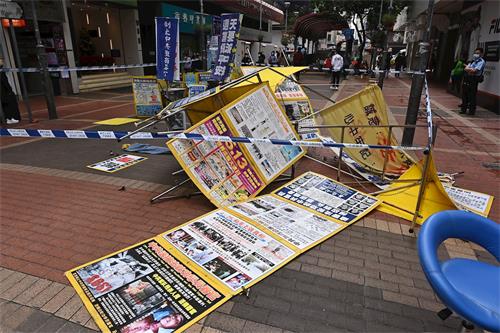 '图5：二零二零年十二月十三日，香港法轮功学员在旺角鼓油街的讲真相街站被两名男子恶意破坏，晚些时候警察拉起封锁线查案。'