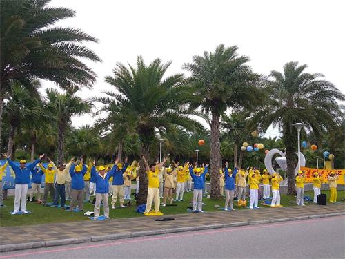 '图3～4：二零二零年十二月二十日，花莲部份法轮功学员齐聚在东台湾福尔摩沙海岸线上的太平洋公园，唐鼓表演及五套功法演示展示法轮功的美好。'