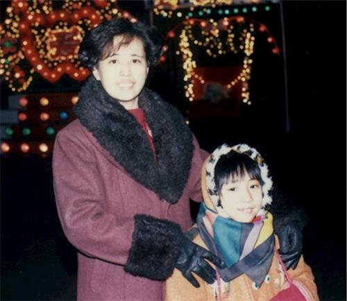 '图：王楣泓女士和她的女儿于铭慧，拍摄于一九九九年法轮功遭受中共迫害之前'
