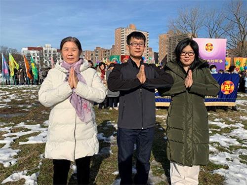 '图2:汤东柏(中)表示,修炼法轮功后,他走上了传统、正统的创作道路,艺术创作更得心应手。'