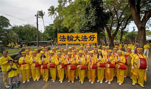 '图1~2:二零二零年元旦佳节前夕,高雄部份法轮功学员在桥头糖厂中山堂广场,提前向法轮功创始人李洪志先生拜年。'