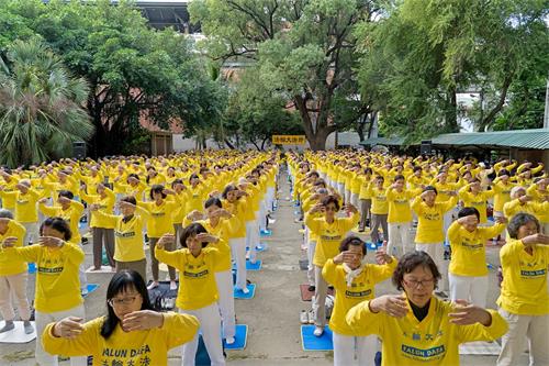 '图3~4:台湾高雄地区部份法轮功学员于二零二零年十二月二十七日下午,在高雄桥头糖厂中山堂广场集体大炼功,展示祥和优美的五套功法。'