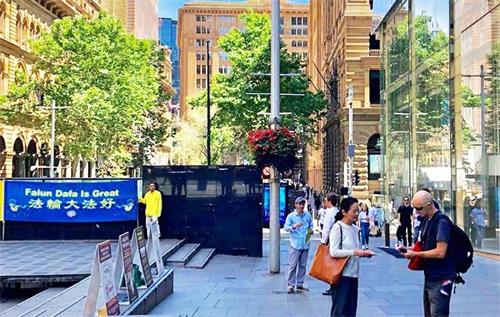 '图10:法轮功学员在澳洲悉尼金融和政界聚集地马丁广场(Martin Place)打横幅、讲真相。'
