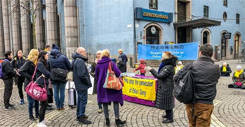 '图4：法轮功学员在斯德哥尔摩市音乐厅（Konserthuset）旁，举办讲真相、征签反迫害活动。'