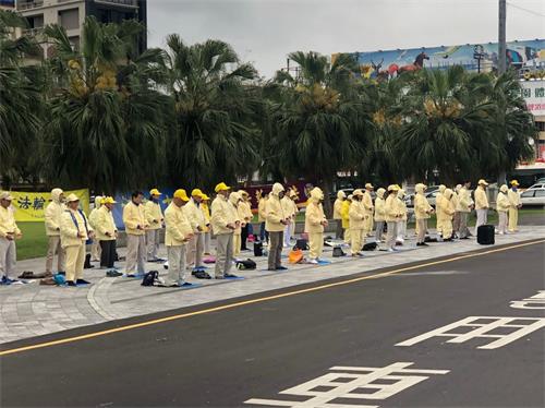 '图1：台湾花莲的部份法轮功学员于16日在花莲火车站前广场向民众讲清真相与反迫害征签活动，展示法轮功功法演示。'