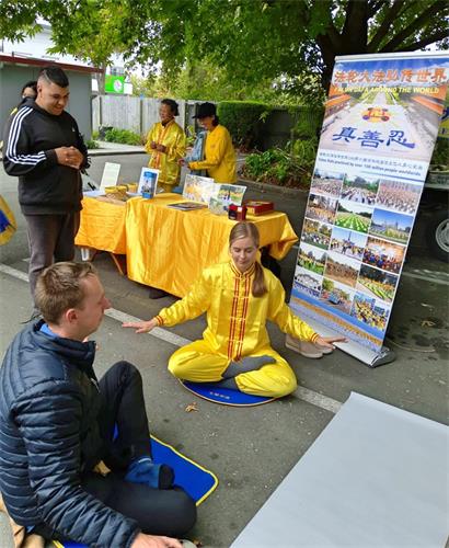 图5:正在学第五套功法的卡勒姆说:“我感觉像是在漂浮!”