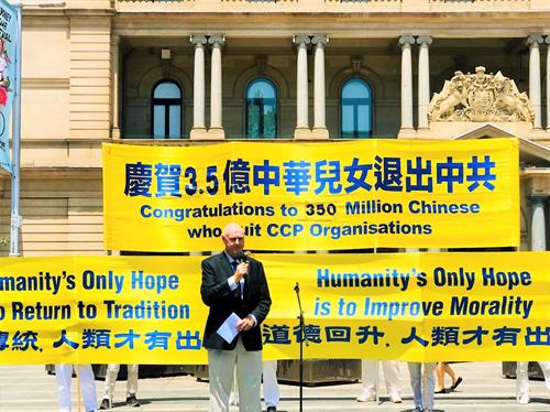 '图8：澳大利亚法轮大法佛学会发言人约翰·戴乐（John Deller）在集会上发言'