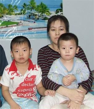 '杨丽娟和两个年幼的儿子'