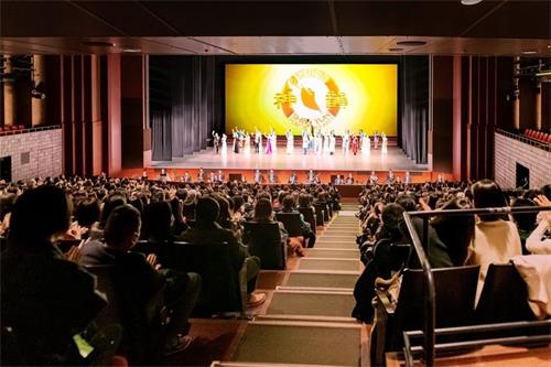 '图1：二零二零年二月二日，神韵纽约艺术团在京都会馆（ROHM Theatre Kyoto）的演出大爆满，一票难求，为“2020神韵晚会”在日本九大城市三十四场的巡回演出划下完美句点。'