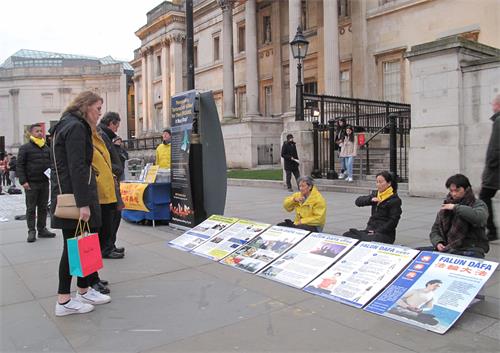 图1～3：二零二零年三月七日，英国法轮功学员在伦敦特拉法加广场（Trafalgar Square）进行周末讲真相反迫害活动，吸引民众驻足了解真相。