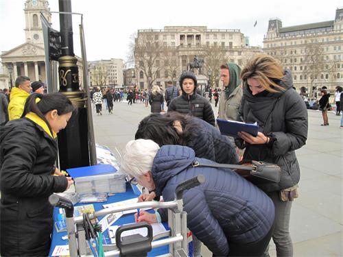 图8： 二零二零年三月七日，在特拉法加广场，伦敦女士帕特（Pat）了解真相后，签名支持法轮功反迫害。