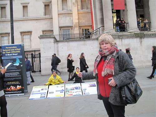 图9：二零二零年三月七日，在特拉法加广场，英国女士凯瑟琳（Catherine）对法轮功学员和平理性反迫害表示赞赏支持。