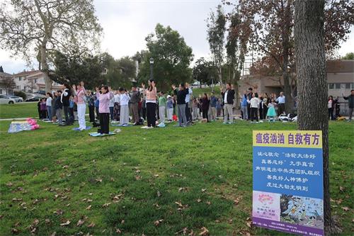 '图3～4：法轮功学员们在巴恩斯公园（Barnes Park）集体炼功'