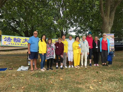'图1：伯伍德（Burwood）社区居民与法轮功学员合影留念'