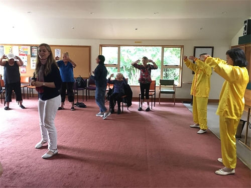 '图2：在伯伍德社区中心教功'