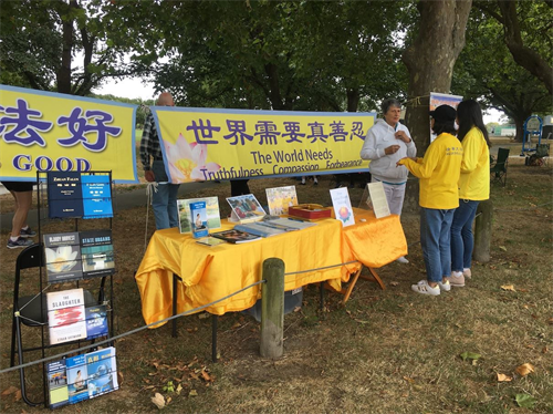 '图4：当地居民主动来了解真相'