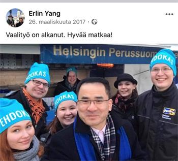 '图8：2017年3月，杨二林在正统芬兰人选举的摊位上。（图片来自YLE）'