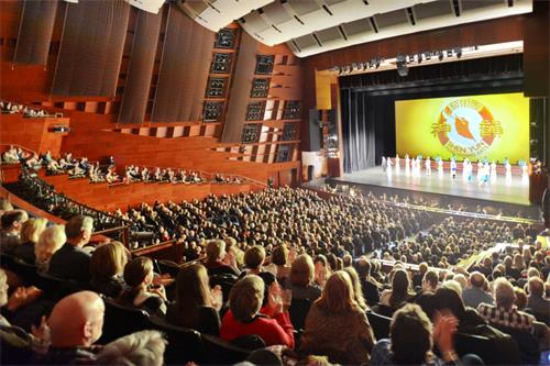 图4：二零二零年三月六日和七日，神韵世界艺术团在加拿大埃德蒙顿银禧剧院（Northern Alberta Jubilee Auditorium）上演二场演出，均爆满。图为六日首场演出爆满的盛况。