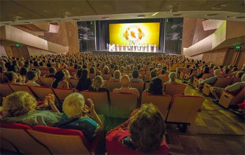 图5：二零二零年三月一日，神韵国际艺术团圆满在新西兰奥克兰奇里•特•卡娜娃剧院（Kiri Te Kanawa Theatre）压轴演出，继前一天两场爆满后，再次爆满，观众反响热烈。