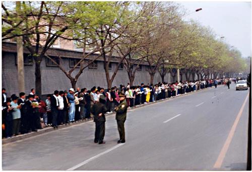 一九九九年四月二十五日，上万名中国大陆法轮功学员和平上访。