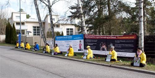 '图1：芬兰法轮功学员在大使馆前和平抗议'