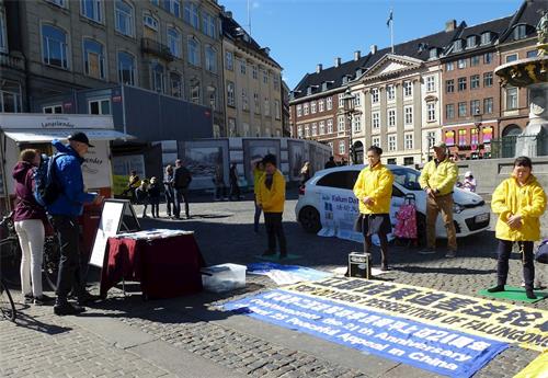 '图1：丹麦法轮功学员在哥本哈根的老广场炼功，讲真相。'
