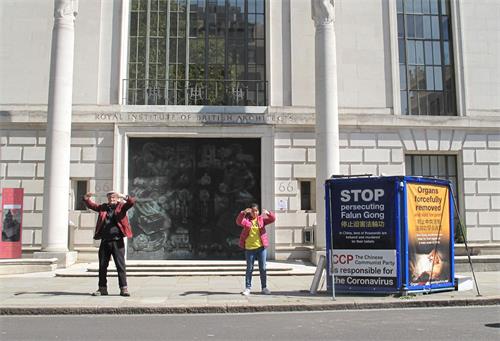 '图4：英国法轮功学员托尼（Tony，左）参加了二零二零年四月二十五日，在伦敦中使馆对面和平请愿。'