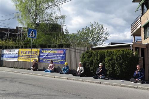 '图1：挪威法轮功学员二零二零年四月二十五日在中使馆前反迫害。'