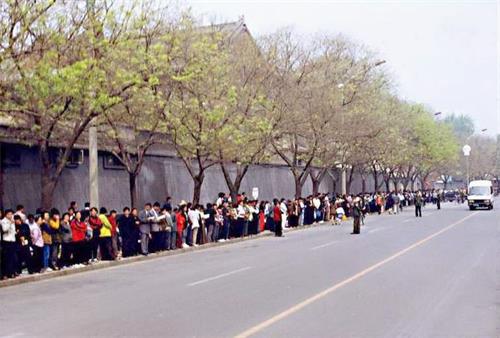 '图4：一九九九年四月二十五日，逾万法轮功学员在北京国务院信访办外要求政府释放在天津被抓的法轮功学员，以真善忍的胸怀开启了中国历史上和平理性反迫害的先例。'