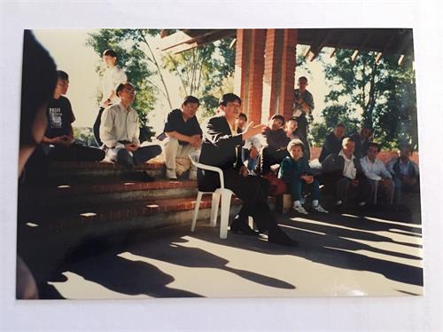 '图2：一九九六年十月，李洪志师父首次来美公开讲法，于十月五日在旧金山湾区桑尼维尔市的奥德嘉公园（Ortega Park）向西海岸的近二百名法轮功学员讲法、解疑。'