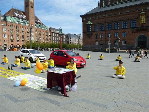 '图2～4：丹麦部份法轮功学员在哥本哈根市政厅广场庆祝世界法轮大法日'