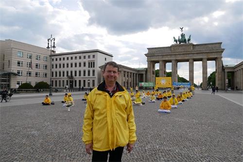 '图4：柏林的法轮功学员素钦参加世界法轮大法日的活动。'