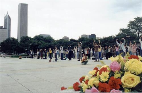 '图7：二零零零年芝加哥法会集体炼功场景'