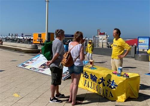 '图2：二零二零年五月十一日，荷兰法轮功学员也在海牙著名的海滨斯赫弗宁恩举行了弘法活动。'