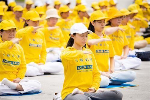 '台北法轮功学员在自由广场炼功弘法，一同欢庆师尊华誔暨世界法轮大法日。'